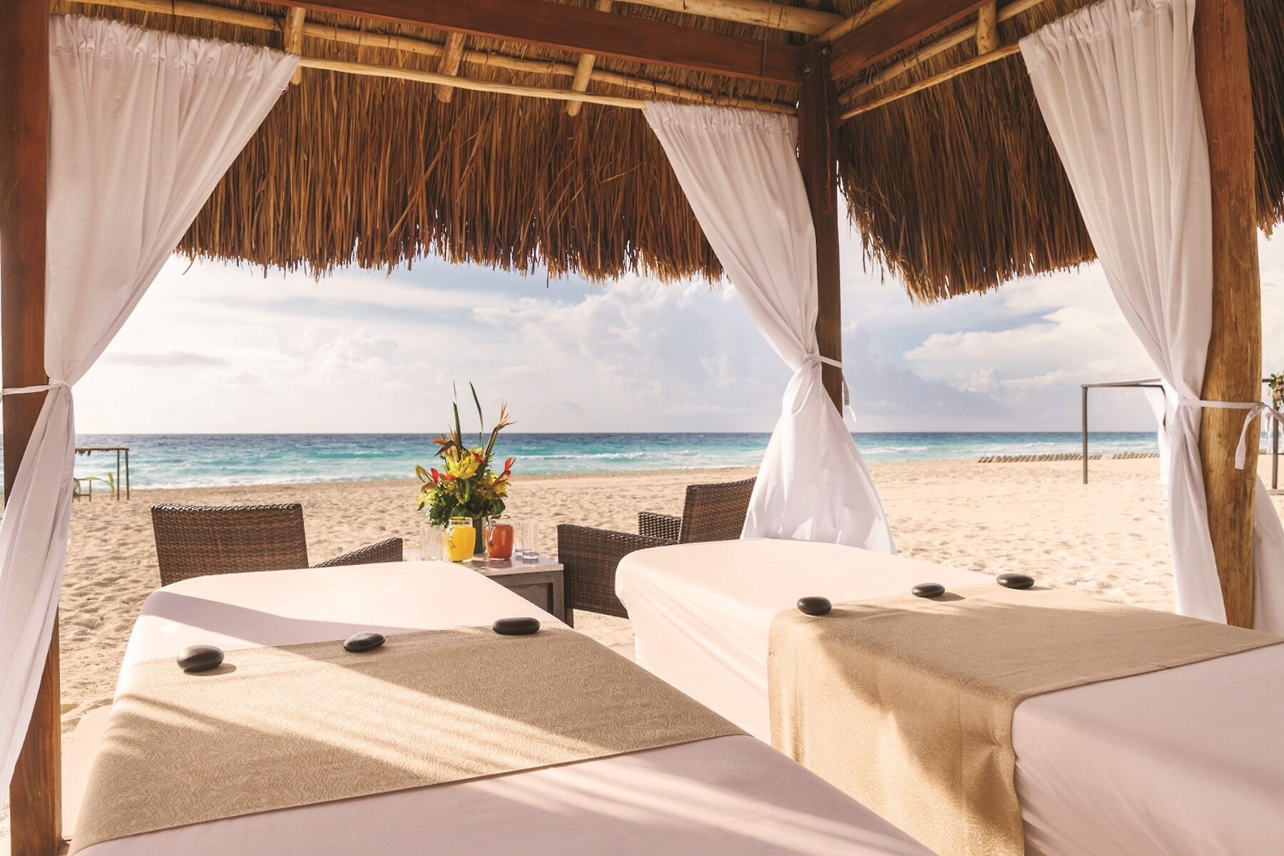 Massagebedden op tropisch strand